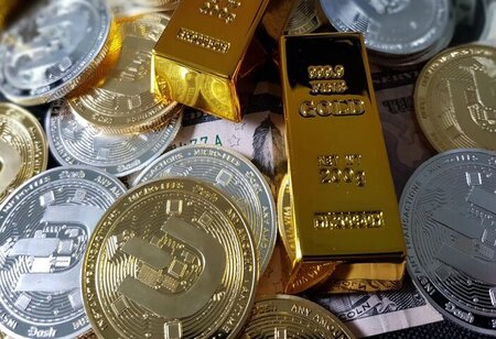 Gold Slips Below Rs 1.58 Lakh as Silver Falls 1 percent on Strong Dollar