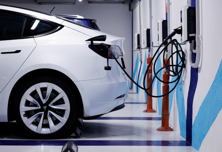 Govt Lowers EV Import Tax for Firms Investing in Domestic Manufacturing