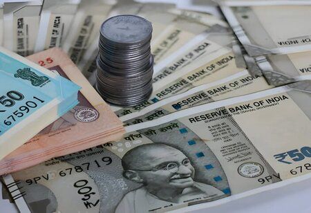 Indian Rupee Closes at 86.37 VS Dollar Marks Best Streak in Nine Months