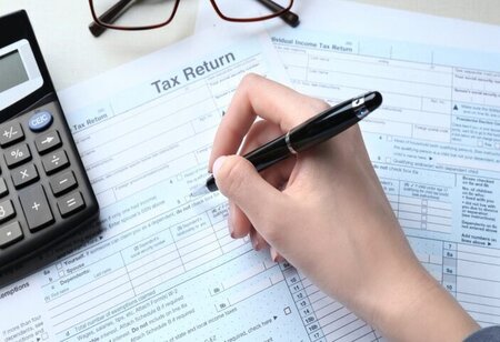 Indians Reporting Rs 100 Crore Income in ITR Rise to 576 in AY 2025 26
